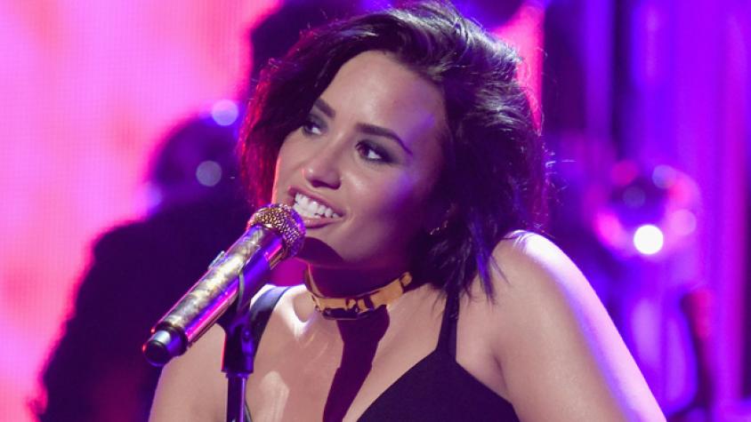 ¡Demi Lovato se cayó en el escenario!