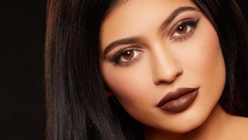 Kylie Jenner sorprende con el pelo verde y con sus labios… ¿sin relleno?