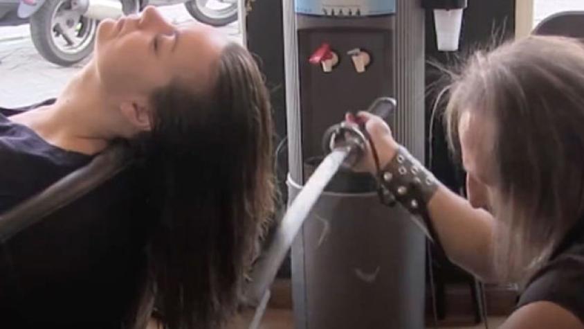 Peluquero español corta el pelo con espadas, cuchillos y fuego