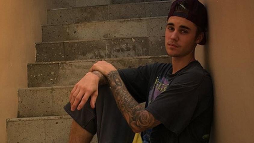 Justin Bieber muestra su trabajado torso recién salido de la ducha