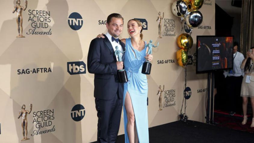 Leonardo DiCaprio y Brie Larson se acercan a los Óscar ganando el premio SAG