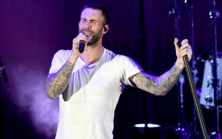 Adam Levine muestra el tatuaje más grande que tiene