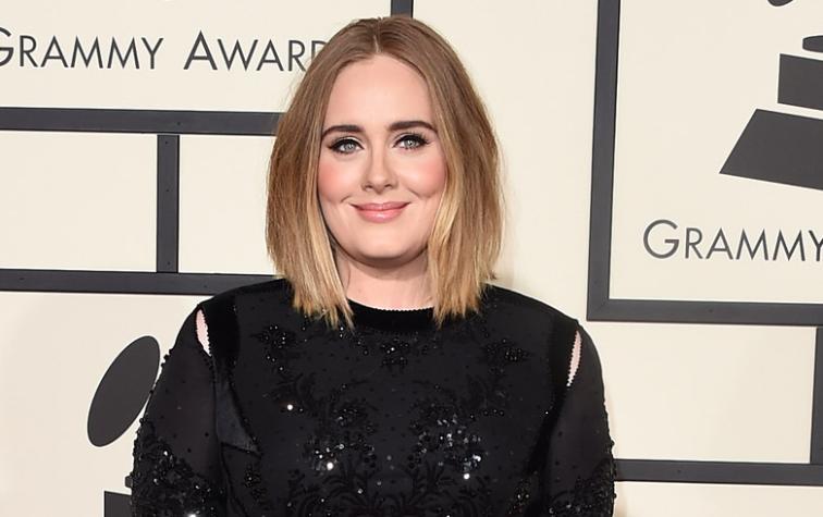 Adele llevó a su hijo a Disney vestido de princesa 