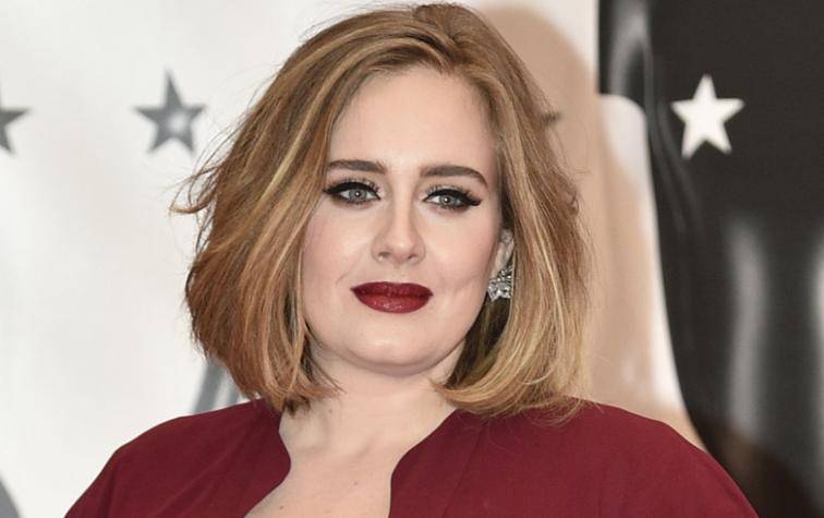 Adele impacta con su escote en los Brit Awards