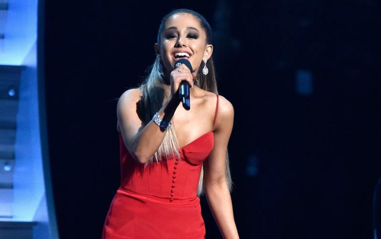 Ariana Grande demostró su talento imitando a The Weeknd a capela