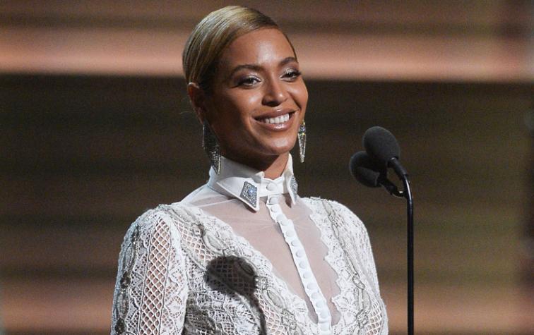 ¡Beyoncé usó un vestido de novia para los Grammy!