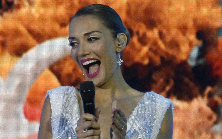 Carola De Moras eligió escote y brillo en la segunda noche de Festival