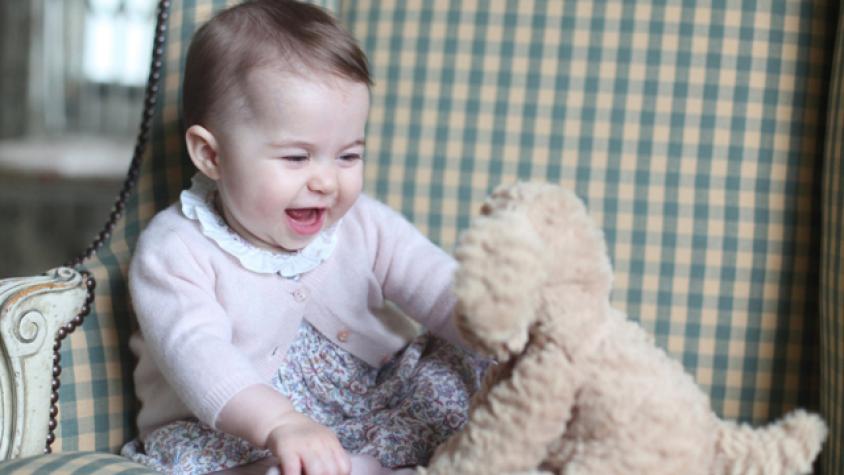 La princesa Charlotte tiene su primer lápiz labial