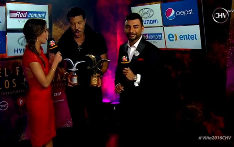 Caro Mestrovic se luce hablando inglés con Lionel Richie