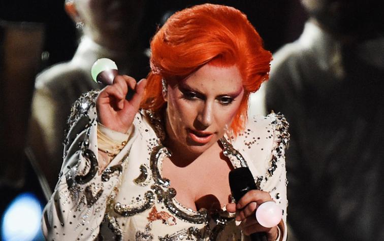 Así fue el impactante homenaje de Lady Gaga a David Bowie