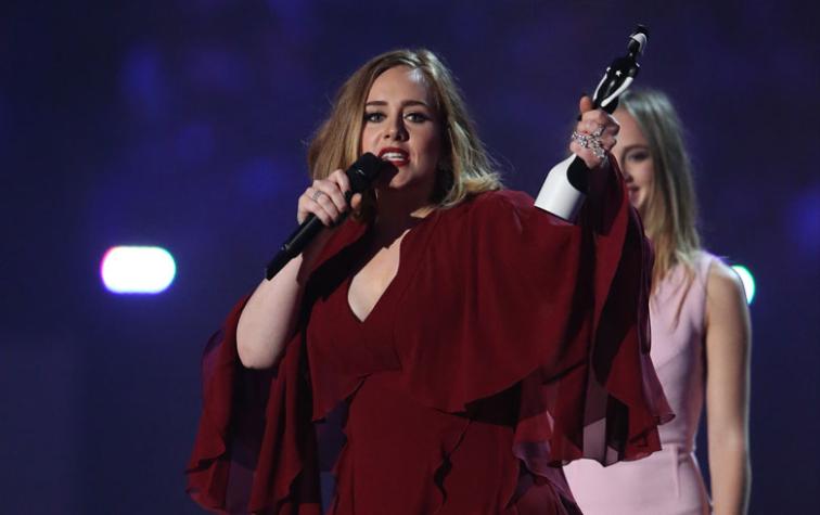 Adele hace público su apoyo a Kesha mientras acepta su premio Brit