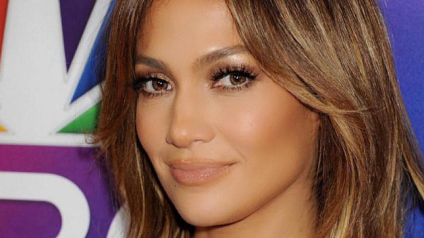 JLO sorprende con imagen juvenil y escote de impacto