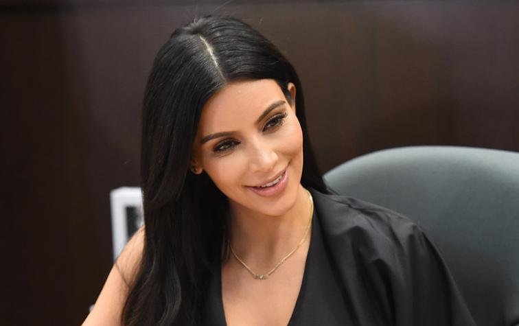 Kim Kardashian reaparece rubia en evento junto a toda su familia