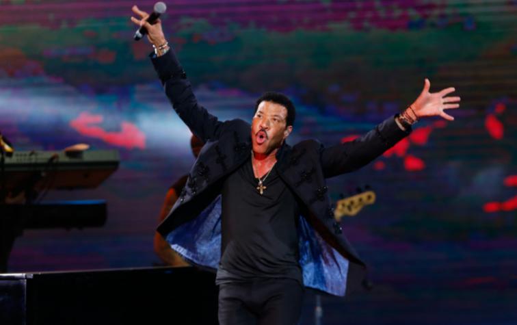 Lionel Richie sorprende con su desplante y aspecto a sus 66 años