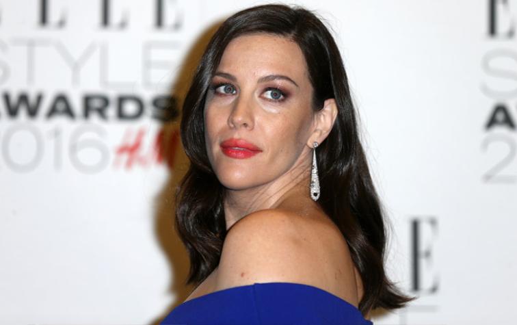 Liv Tyler mostró su avanzado embarazo en elegante gala