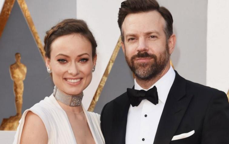 Olivia Wilde impacta con escote y vestido blanco en la alfombra roja de los Oscar