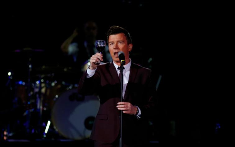 Brindis a la chilena marca aplaudido show de Rick Astley en Viña 2016