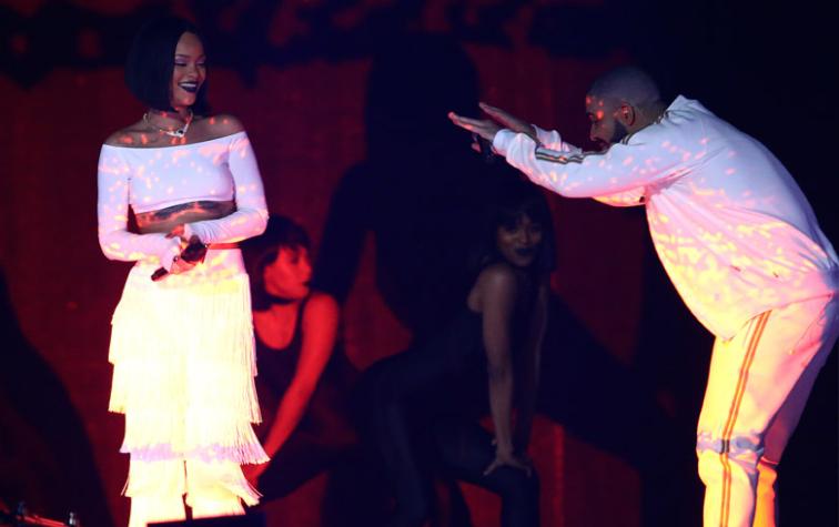 Rihanna y Drake calentaron el escenario de los Brit Awards con “Work”