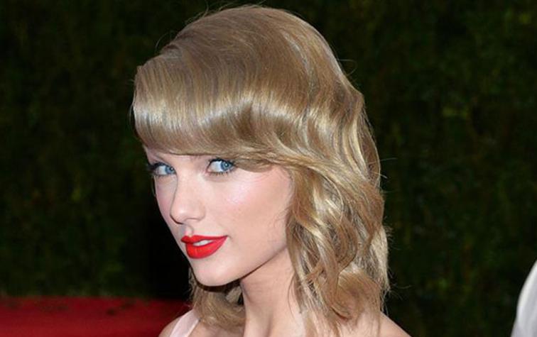 Taylor Swift mostró despampanante escote en la fiesta de Vanity Fair