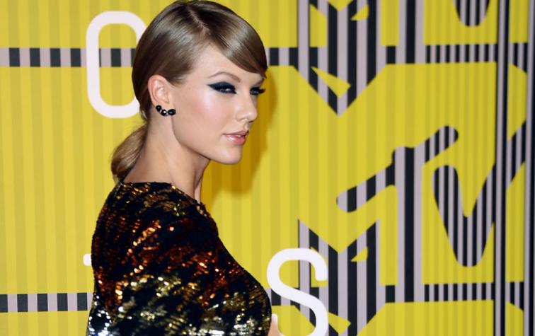 Taylor Swift llegó con renovado look a los premios Grammy 2016