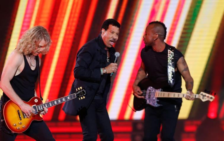 Tuiteras suspiran por guapo guitarrista de Lionel Richie