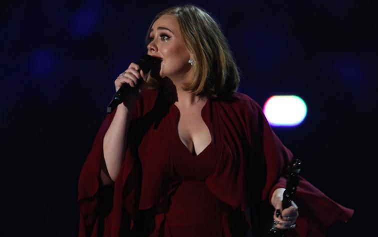 Adele ayuda a una fan a pedirle matrimonio a su novio en pleno concierto