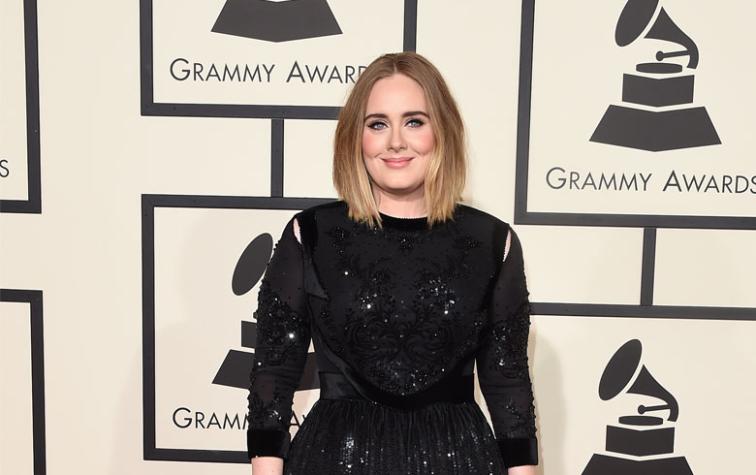 Adele vuelve a celebrar el amor en un concierto