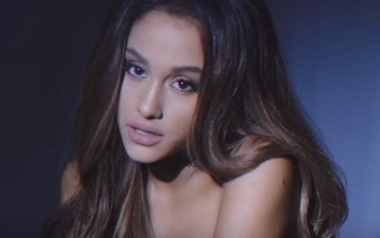 Ariana Grande se soltó el pelo para su nuevo videoclip