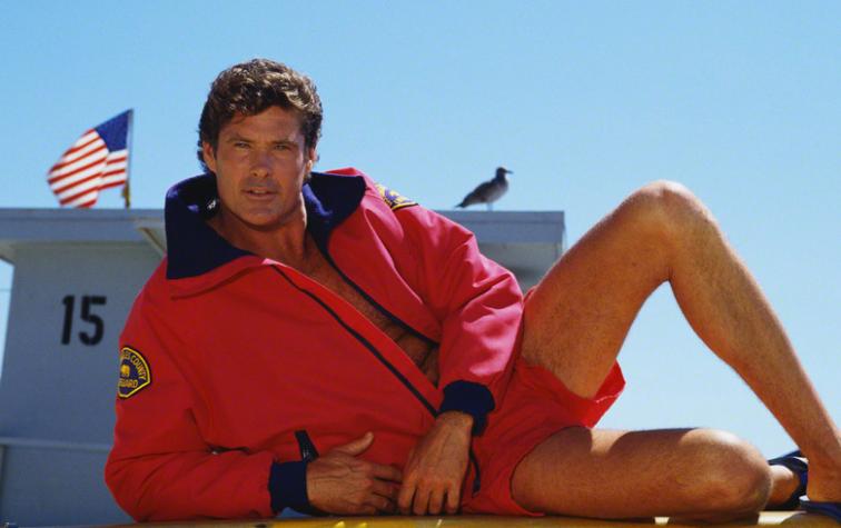 David Hasselhoff luce cuerpazo a los 63 años en remake de “Baywatch”