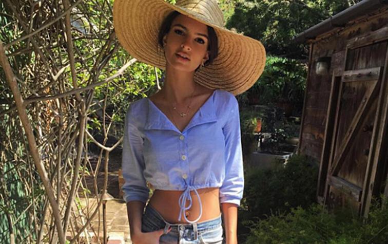 ¡Emily Ratajkowski se desabrocha la camisa! 