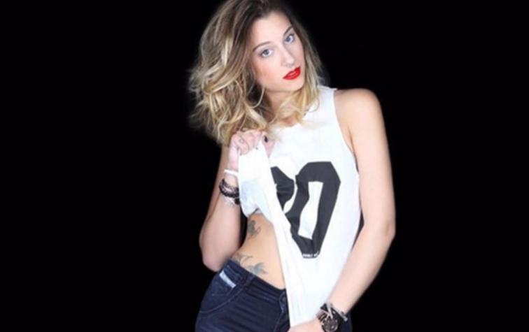 Gemma le entrega su apoyo a Chile posando sexy con la camiseta