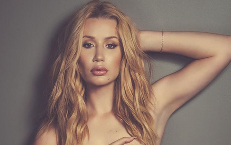 Iggy Azalea posa en topless para celebrar su nuevo disco