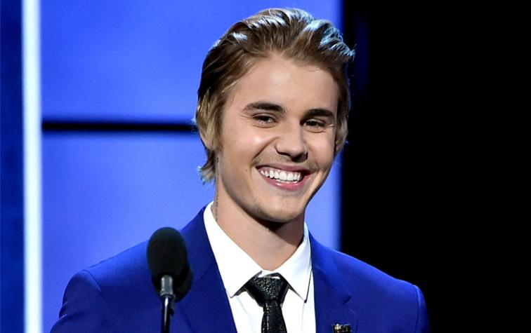 ¡Pobre Justin! Mira lo que pasa cuando buscas la palabra idiota en el traductor de Google