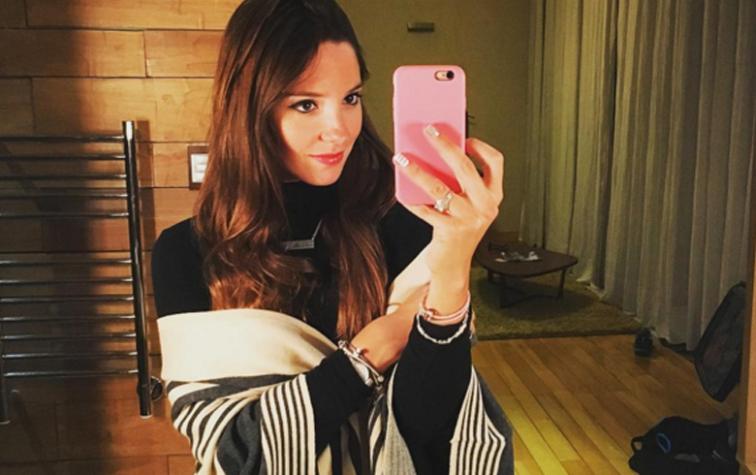 Kel Calderón sorprendió en evento con escote de infarto