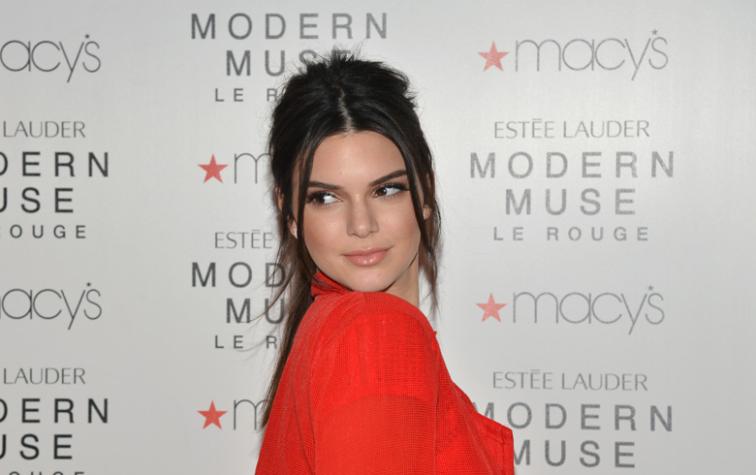 Kendall Jenner intenta golpear a un paparazzi en París