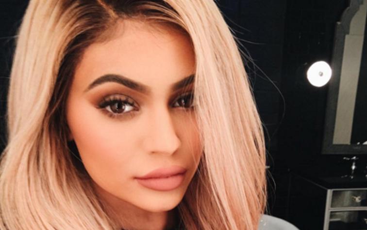 Kylie Jenner luce cuerpazo y look hot en promoción de su labial