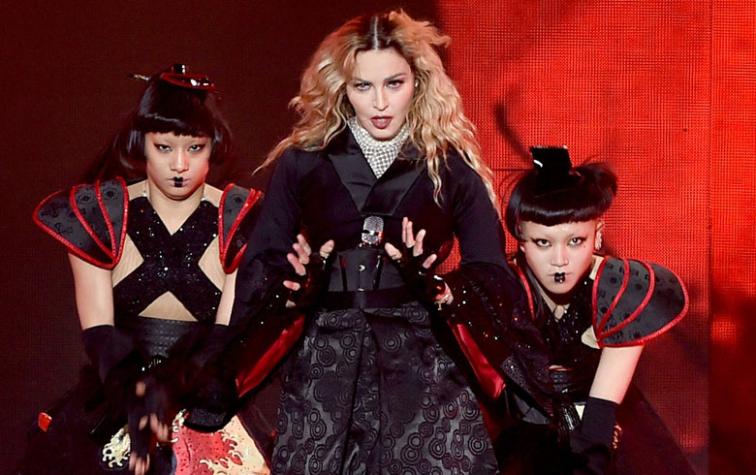 Madonna mostró el pecho de una fanática en pleno concierto