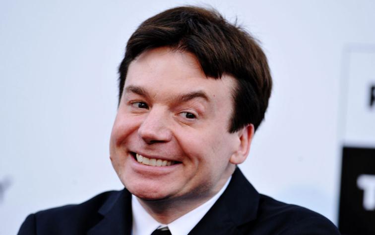 ¡Irreconocible! Mike Myers estrena nuevo look en elegante evento