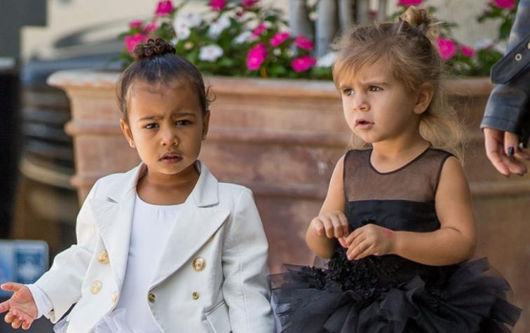 North West y Penelope Disick juegan a ser Kylie y Kendall Jenner. 