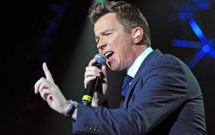 Rick Astley se despide de Chile tocando una canción de Aleste