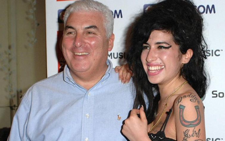 Padre de Amy Winehouse furioso con documental de su hija