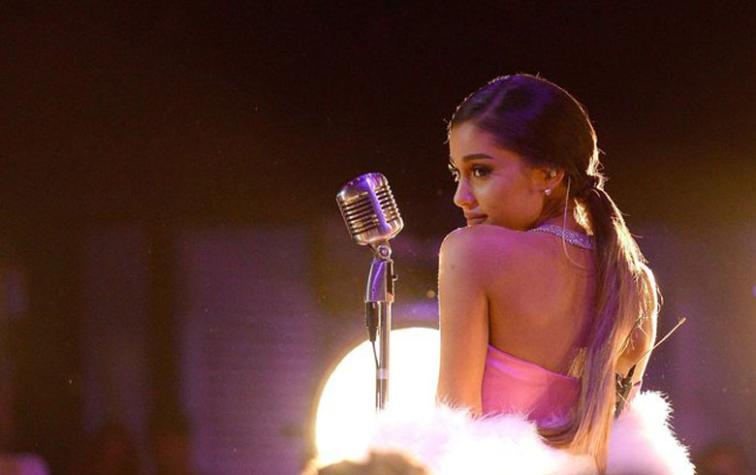 Ariana Grande le responde a "fan" que la insultó en Facebook