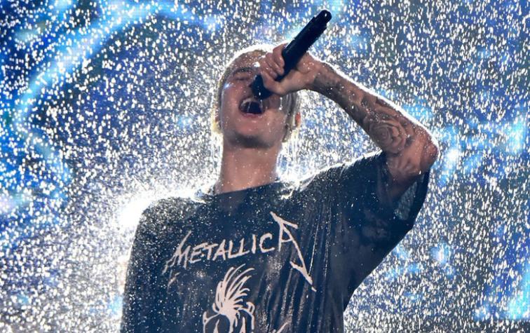 Justin Bieber sufrió dolorosa caída en el escenario