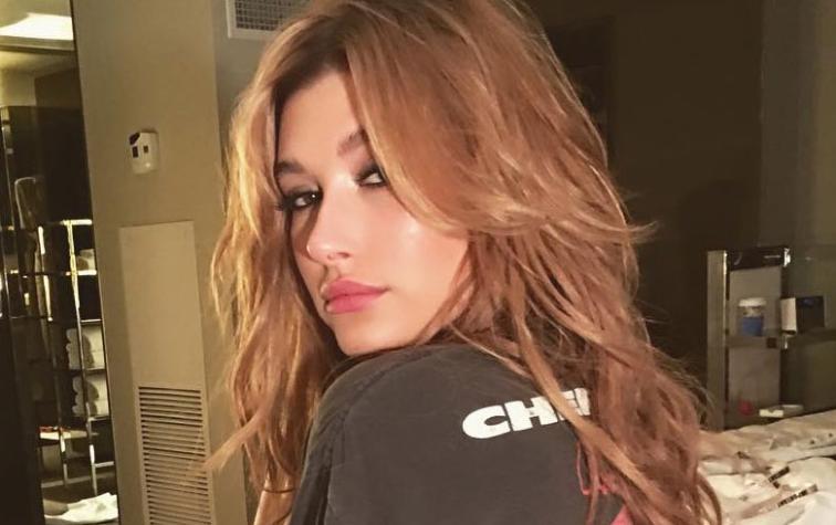 Hailey Baldwin optó por look de “abuelita” para ir a Coachella