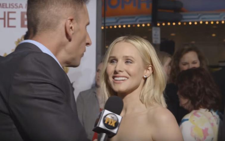 ¡Kristen Bell le dio una cachetada a un reportero en la alfombra roja!