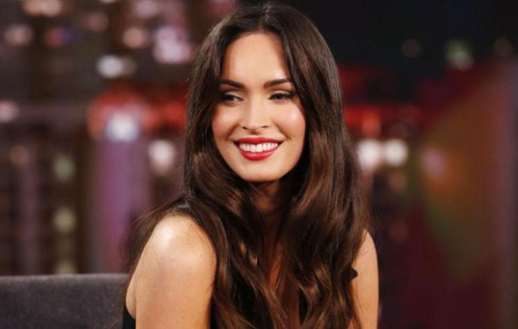 Megan Fox pasea en la playa con pancita y de la mano de… ¿Su ex?