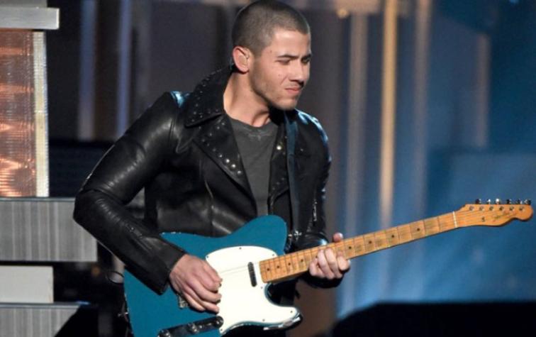 Nick Jonas hizo el peor solo de guitarra de la historia