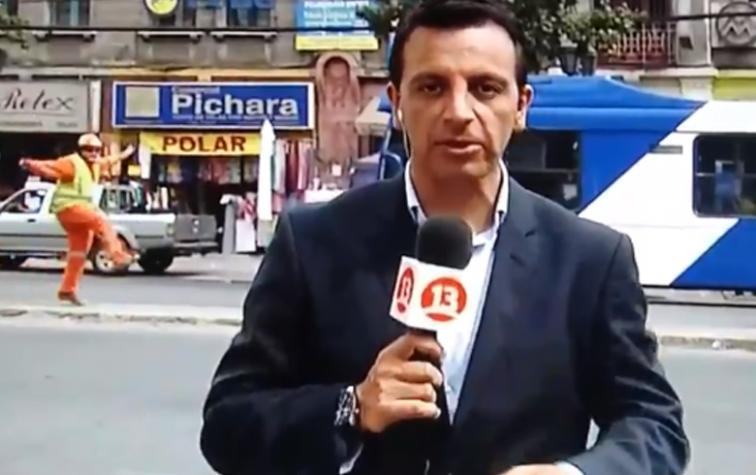 Trabajador baila en despacho de “Teletrece Tarde”