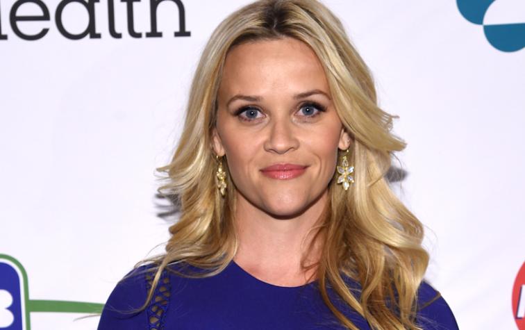 Reese Witherspoon se oculta de los paparazzis ¡Pero no le resulta!