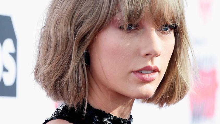 Taylor Swift mató con ajustado y brillante enterito en los premios IHeartRadio